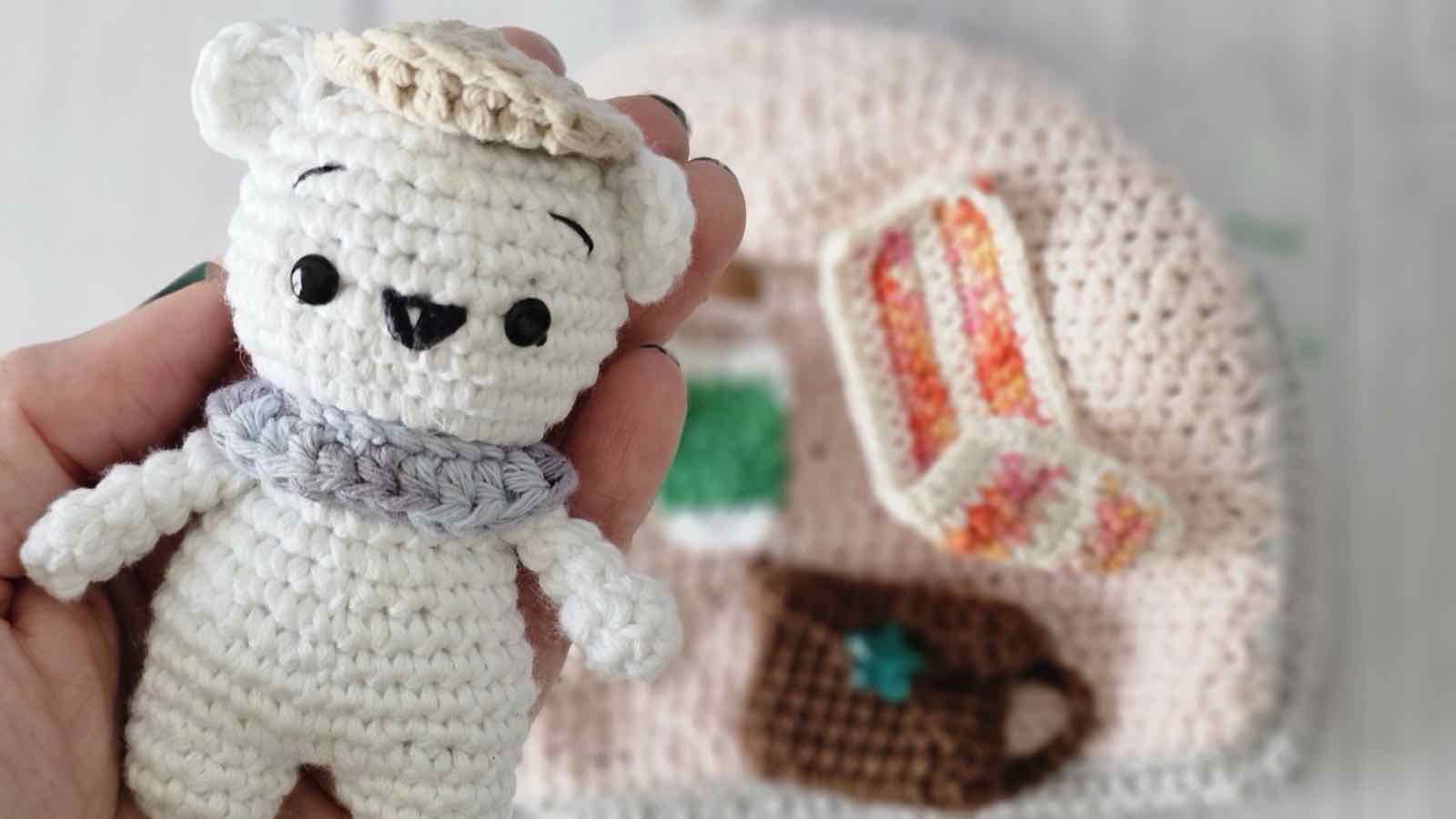 Primer plano del rostro del osito amigurumi