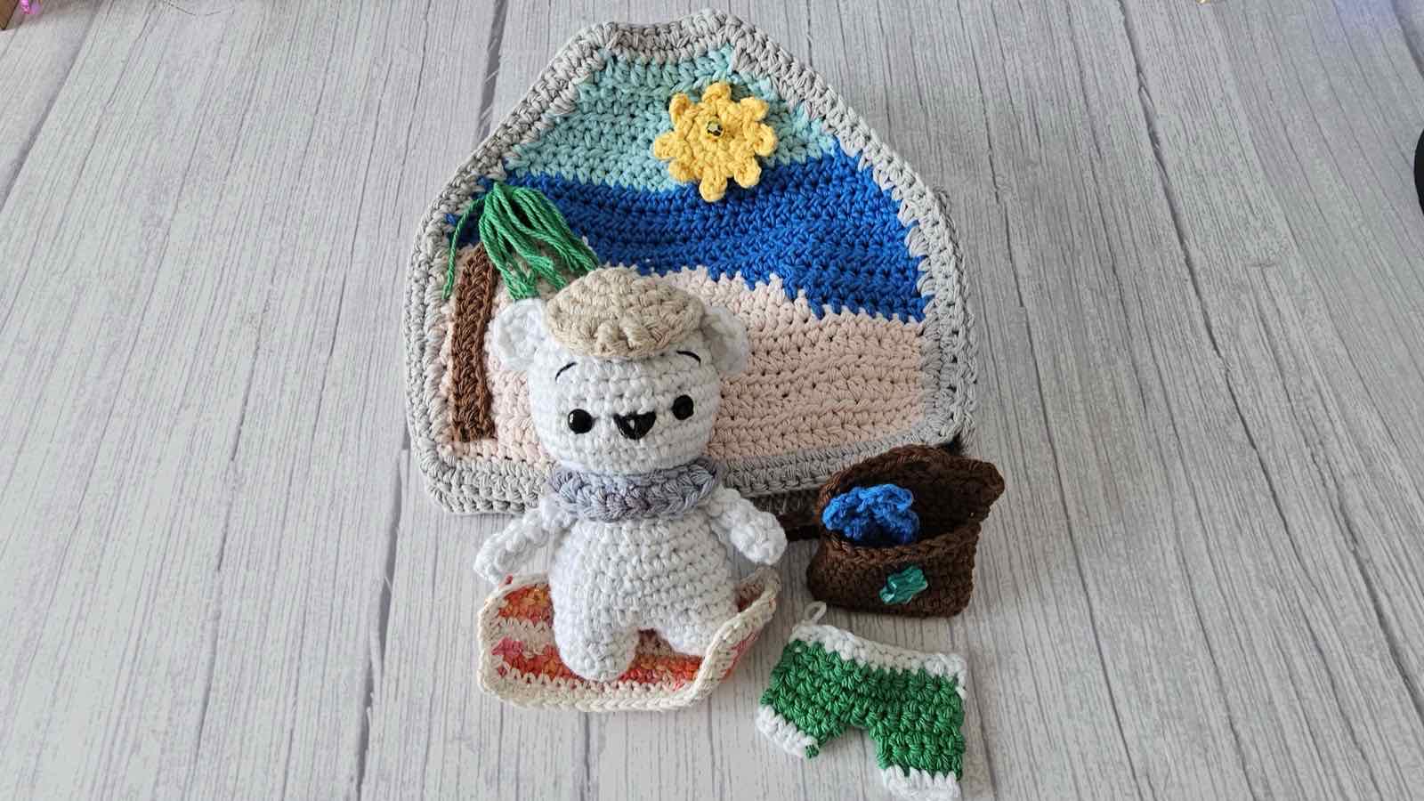 Página de playa del Quiet Book con el osito y sus accesorios