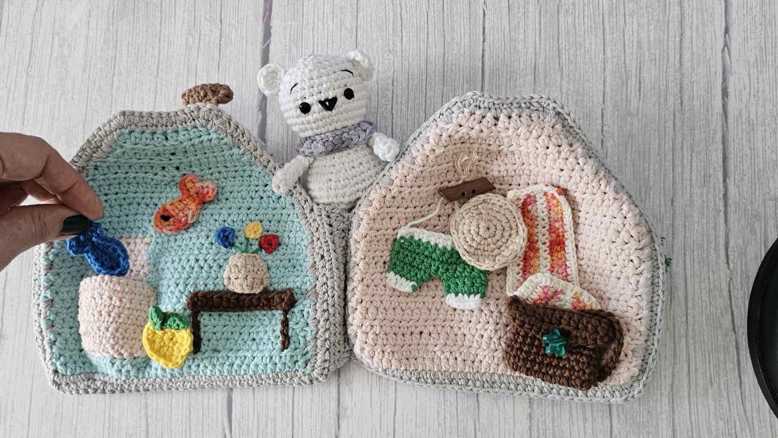 Páginas de living y dormitorio del Quiet Book abiertas